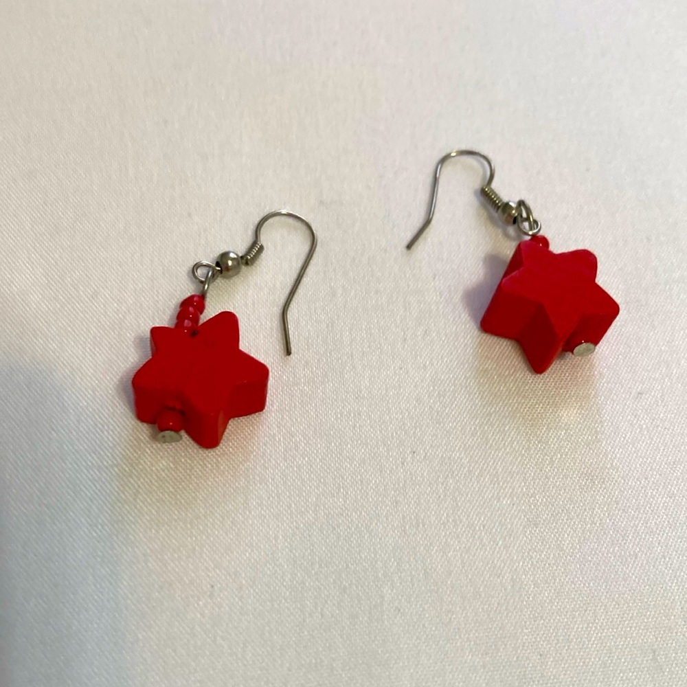 80’s  Vintage Vibrant Red Star Wooden Earrings in excellent pre~loved condition